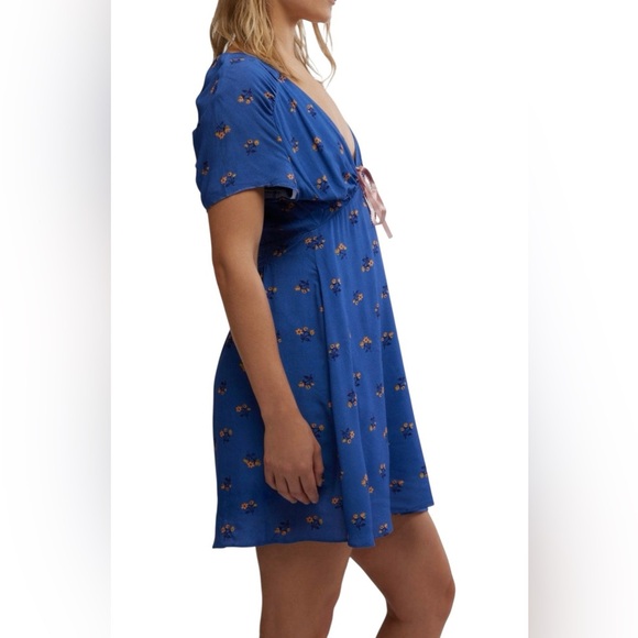 Free People Everyone’s Favorite Mini Dress Blue Floral with delicate tie NWT S M - Picture 3 of 11